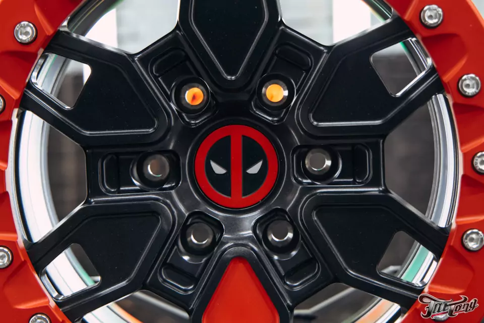 Кованый стиль для бездорожья. Новые диски для CAN-AM Maverick R X RS и фирменный шиномонтаж на стендах Hunter